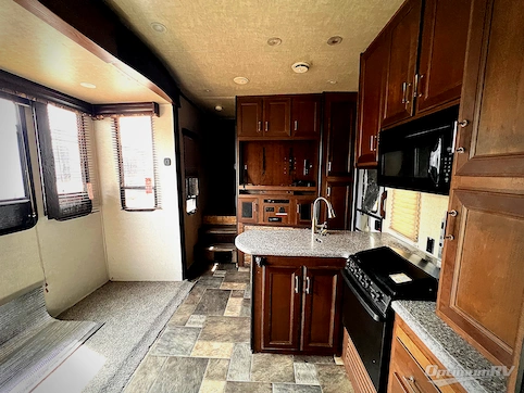 2015 Keystone Fuzion 325 RV Photo 2