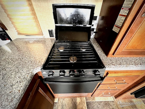 2015 Keystone Fuzion 325 RV Photo 3
