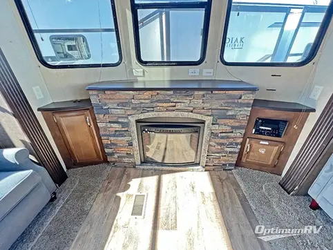2016 Forest River Salem Villa Series 385FLBH Estate RV Photo 3