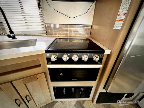 2021 Cruiser Twilight Signature TWS 3300 RV Photo 3