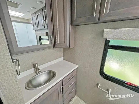 2021 Thor Miramar 35.4 RV Photo 4
