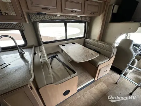 2019 Thor Chateau 31W RV Photo 3