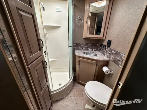 2019 Thor Chateau 31W RV Photo 4
