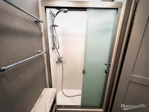 2022 Fleetwood Bounder 33C RV Photo 4