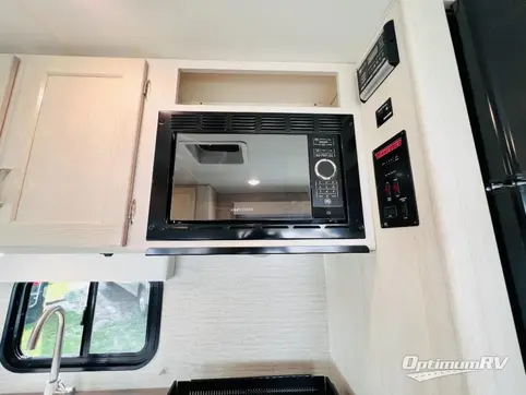 2020 Winnebago Outlook 25J RV Photo 4