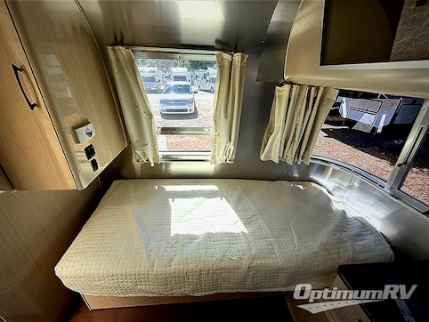 2017 Airstream Serenity 27FB RV Photo 4