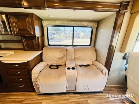 2017 Thor Miramar 34.4 RV Photo 2