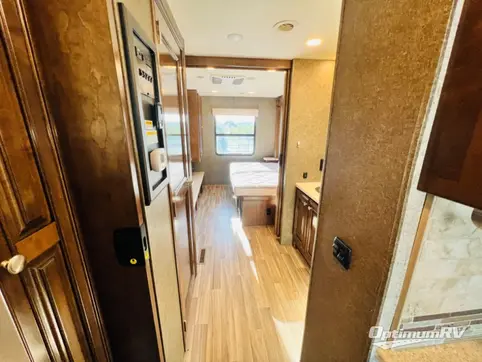 2017 Thor Miramar 34.4 RV Photo 3