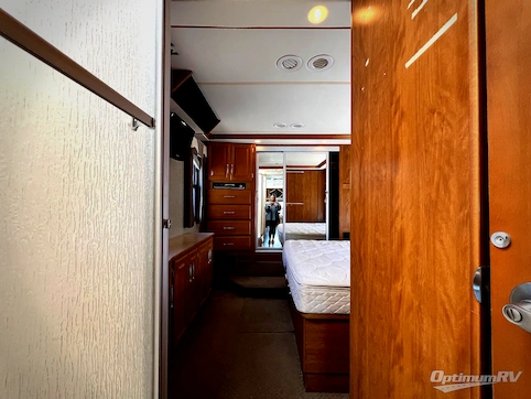 2008 Fleetwood Discovery 35H RV Photo 3