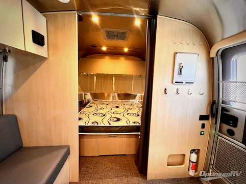 2024 Airstream Flying Cloud 30FB Bunk RV Photo 3