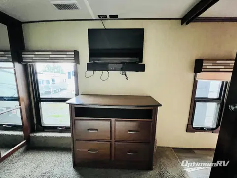2018 Palomino Columbus F340RK RV Photo 4