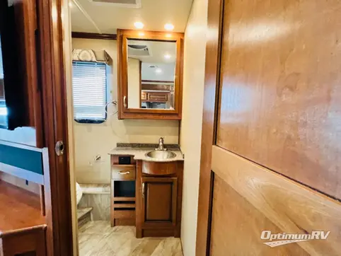 2017 Fleetwood Bounder 35K RV Photo 3