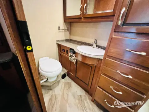 2017 Fleetwood Bounder 35K RV Photo 4