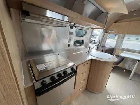 2019 Airstream Flying Cloud 27FB RV Photo 2