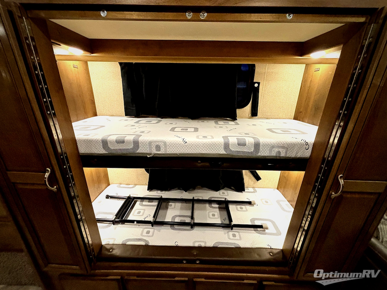 2018 Fleetwood Bounder 36F Photo 16