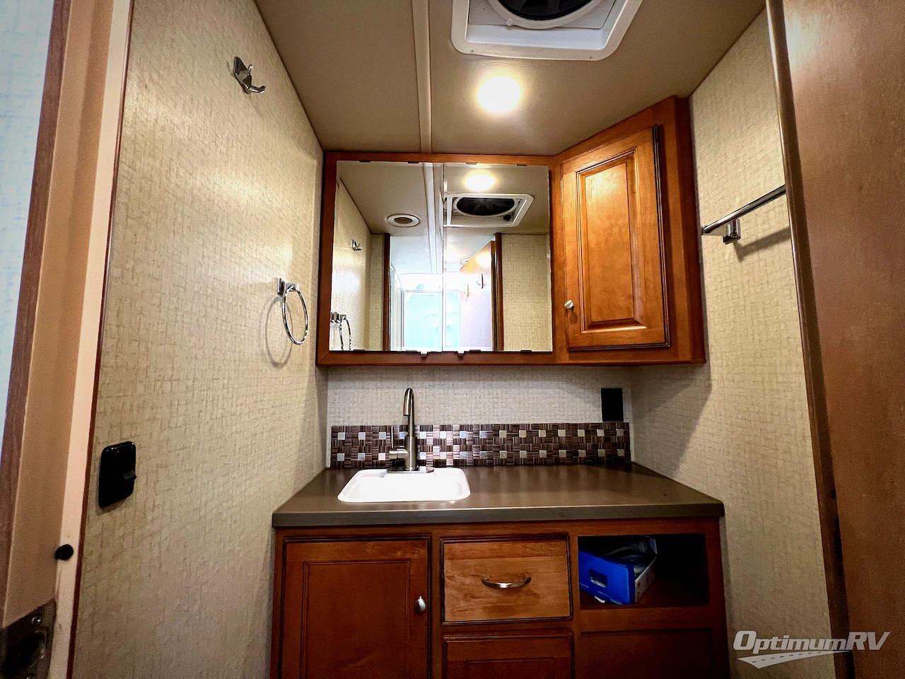 2017 Winnebago Vista LX 30T Photo 18