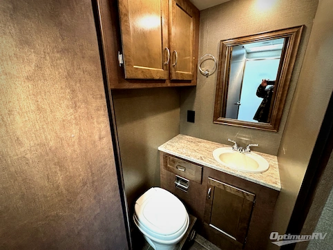 2020 Winnebago Intent 26M RV Photo 4