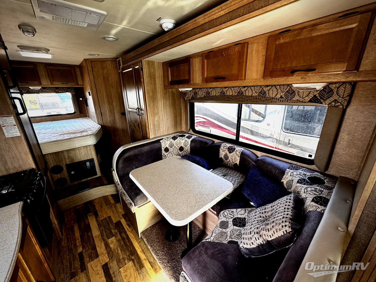 2015 Coachmen Freelander 22QBC Photo 9