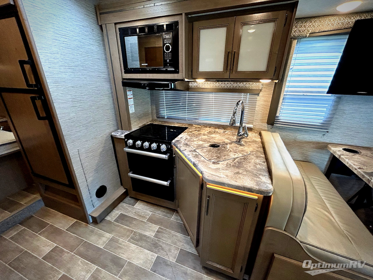 2022 Thor Chateau 28Z Photo 6