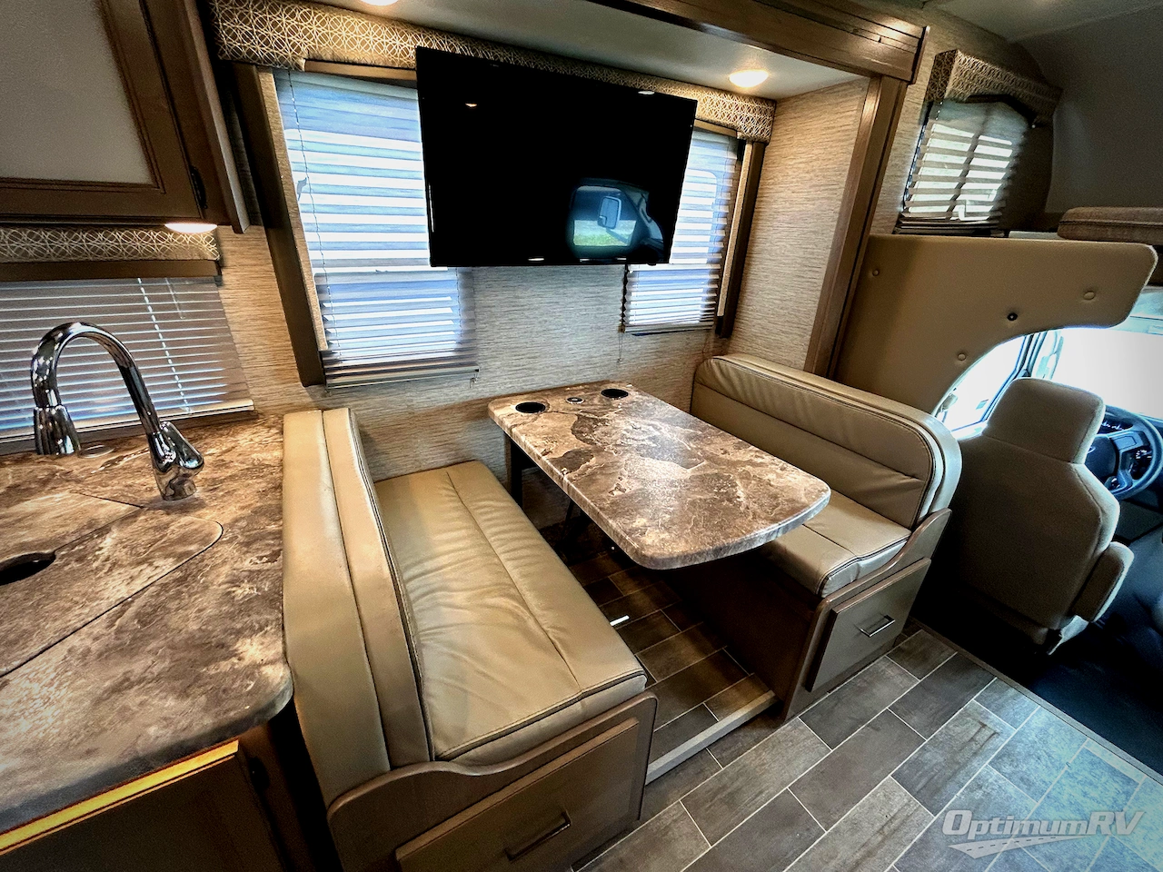 2022 Thor Chateau 28Z Photo 13