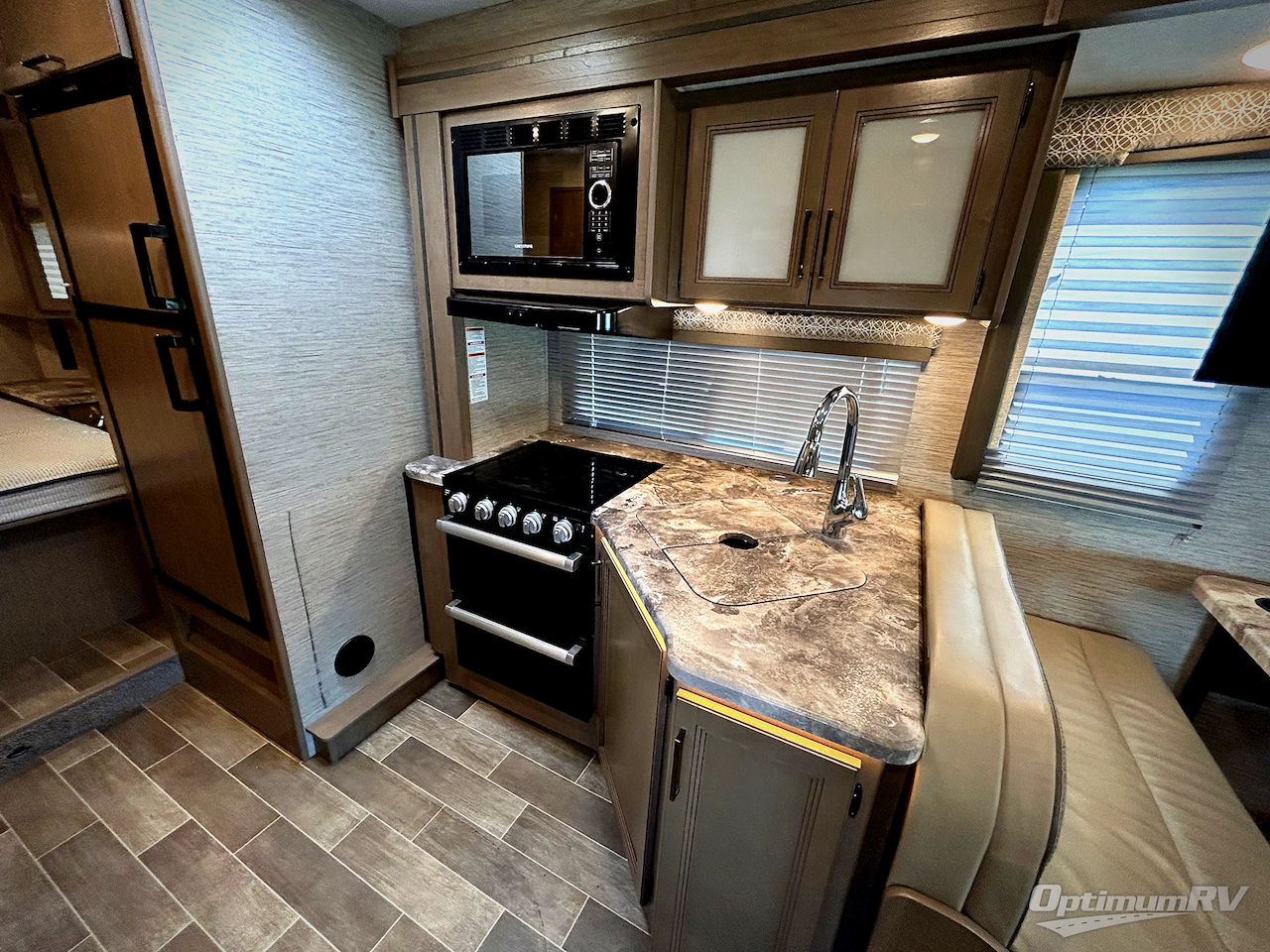 2022 Thor Chateau 28Z Photo 14