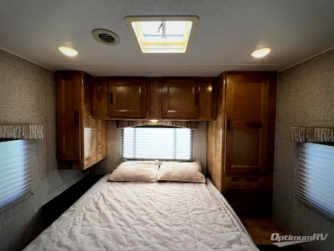 2020 Coachmen Leprechaun 270QB Chevy 4500 RV Photo 4