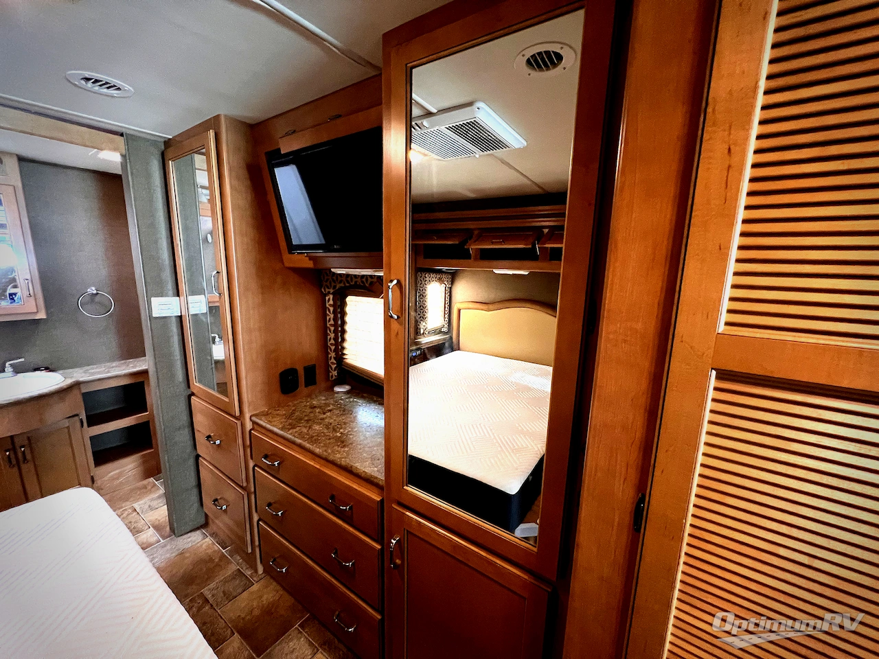 2015 Thor Hurricane 34E Photo 18