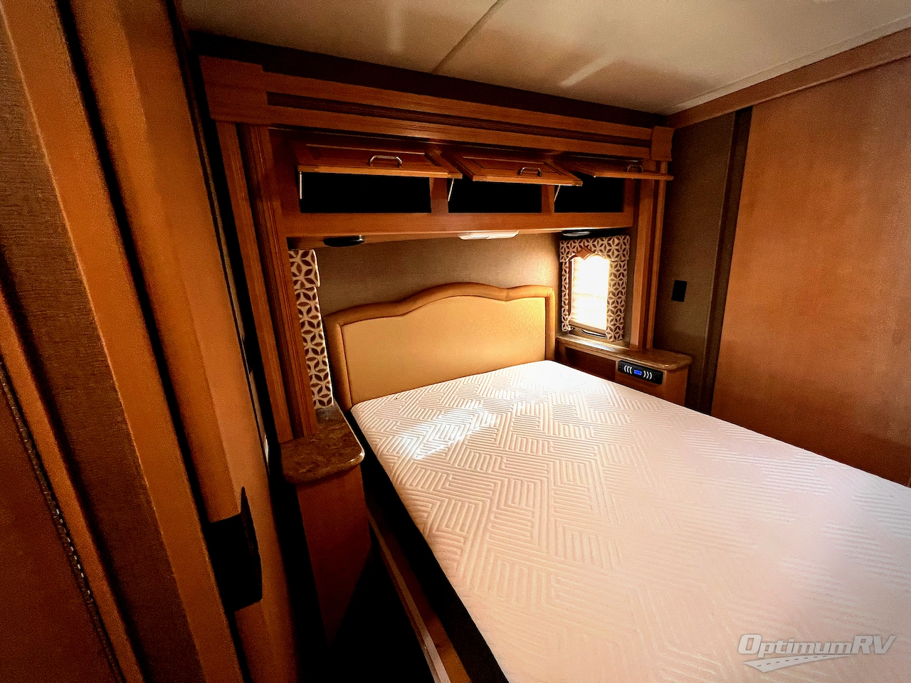 2015 Thor Hurricane 34E Photo 19