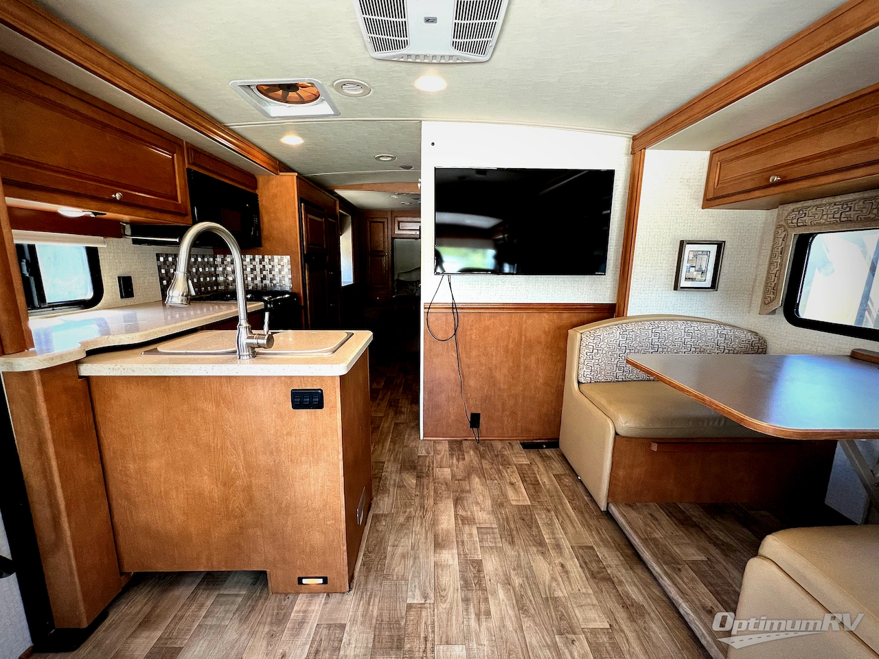 2018 Winnebago Sunstar LX 27N Photo 4