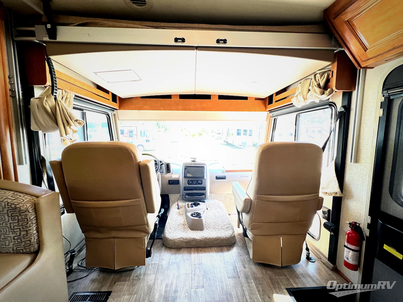 2018 Winnebago Sunstar LX 27N Photo 6