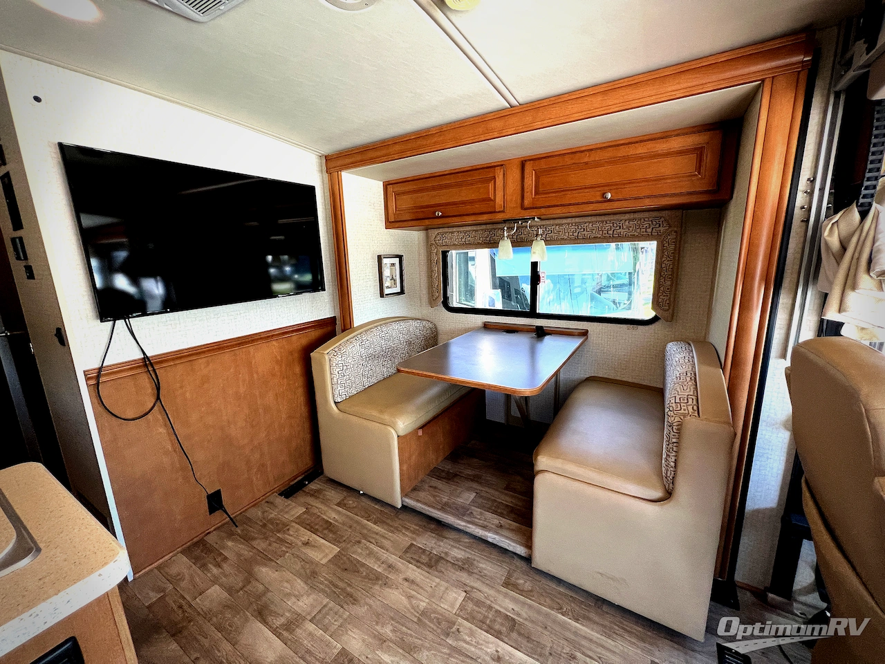 2018 Winnebago Sunstar LX 27N Photo 8