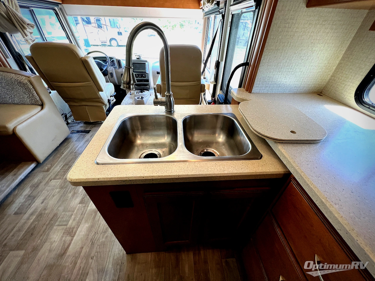 2018 Winnebago Sunstar LX 27N Photo 10