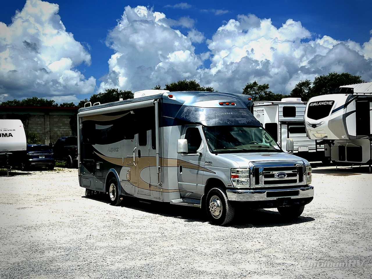 2008 Winnebago Aspect 26A Photo 1