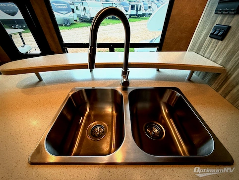 2016 Winnebago Vista LX 36Y RV Photo 3
