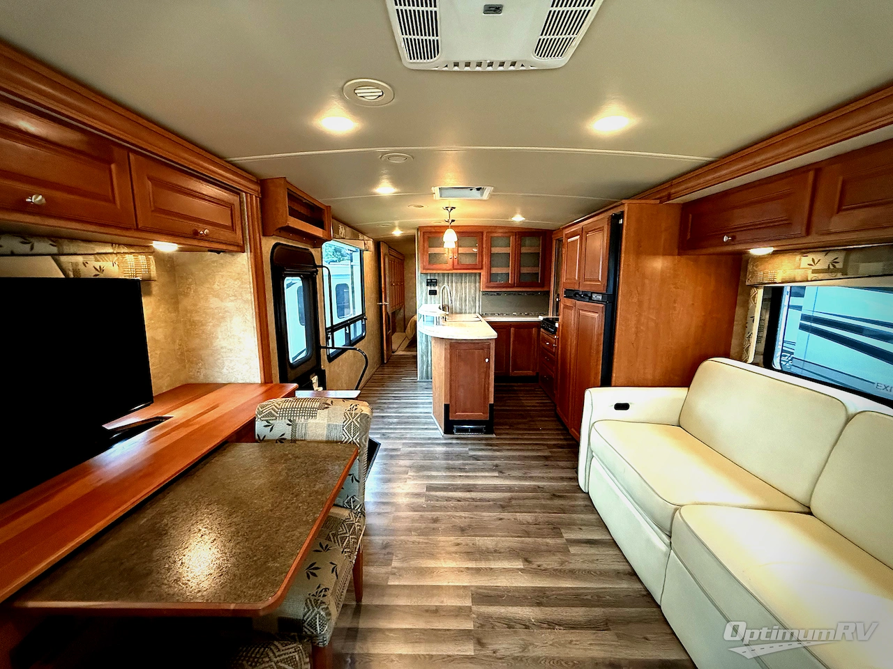 2016 Winnebago Vista LX 36Y Photo 2