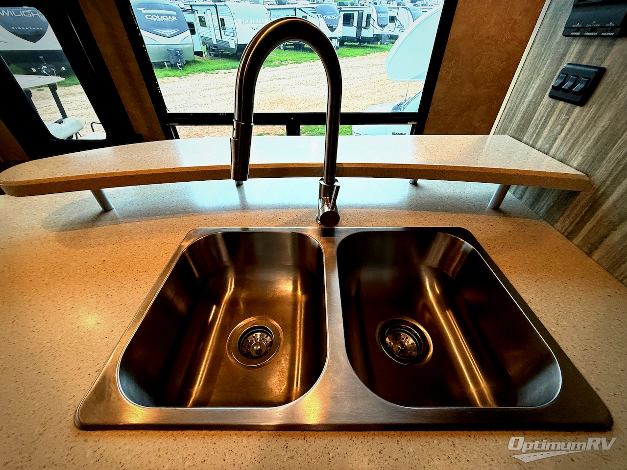 2016 Winnebago Vista LX 36Y Photo 7