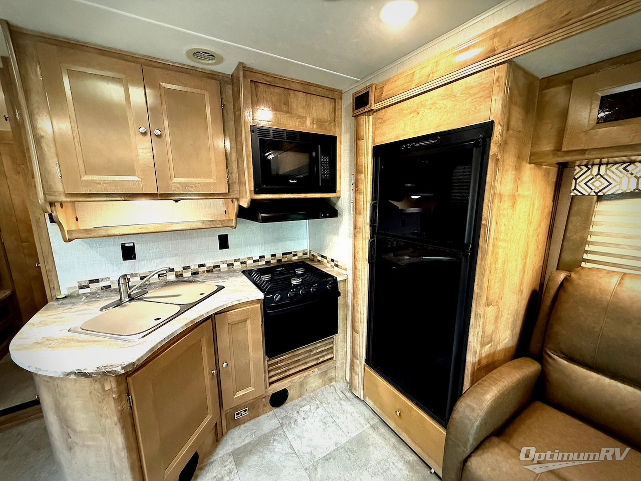 2020 Coachmen Leprechaun 317SA Photo 6