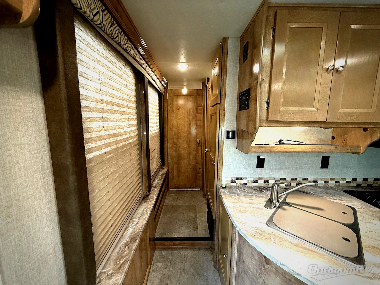 2020 Coachmen Leprechaun 317SA Photo 9