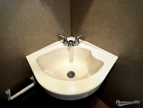 2019 Winnebago Outlook 25J RV Photo 4