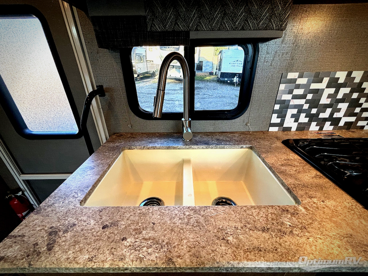 2019 Winnebago Outlook 25J Photo 19