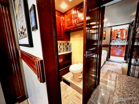 2017 Fleetwood Discovery LXE 40E RV Photo 3