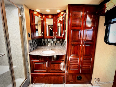 2017 Fleetwood Discovery LXE 40E RV Photo 4