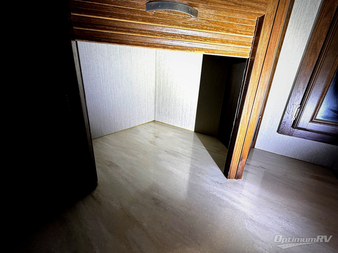 2017 Keystone Montana High Country 305RL Photo 12