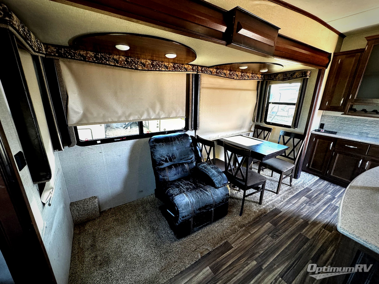 2017 Keystone Montana High Country 305RL Photo 8