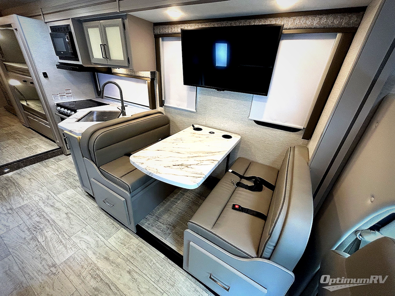 2024 Thor Chateau 31EV Photo 9
