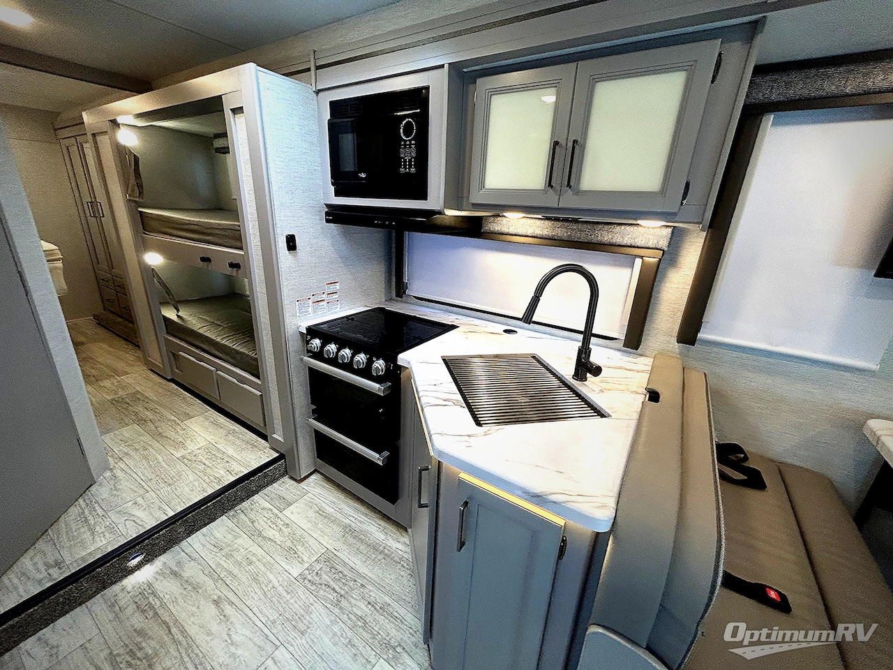 2024 Thor Chateau 31EV Photo 10