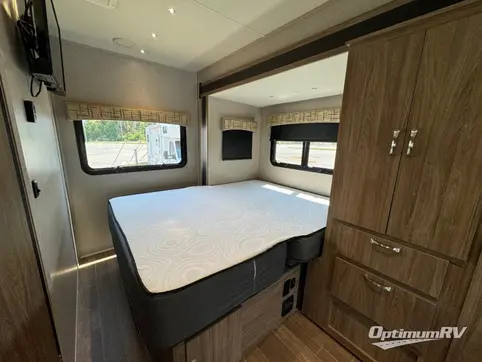 2019 Dynamax isata 3 24FW RV Photo 3