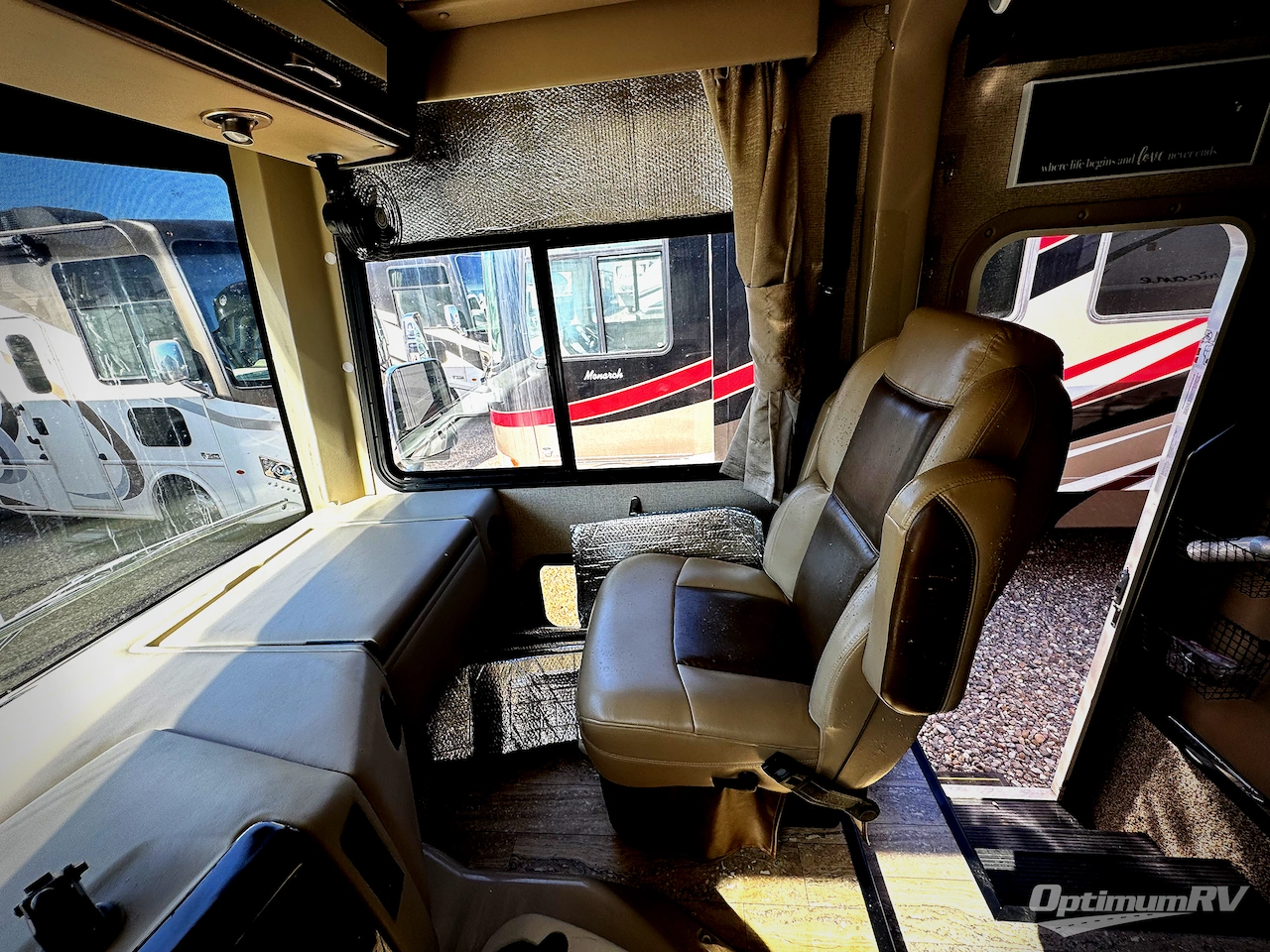 2017 Thor Hurricane 29M Photo 6