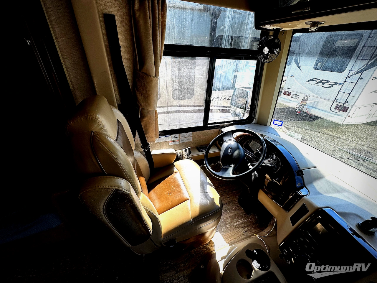 2017 Thor Hurricane 29M Photo 7