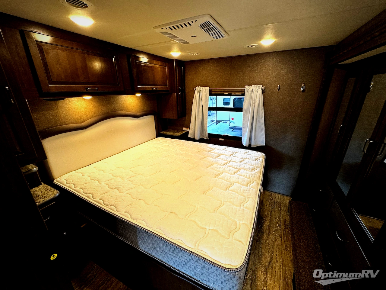 2017 Thor Hurricane 29M Photo 9